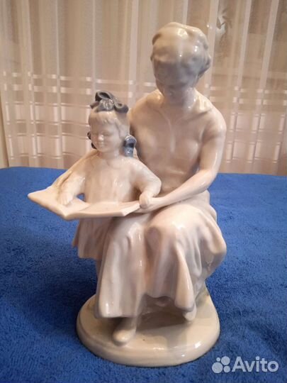 Статуэтка Первая книга зхк Полоне