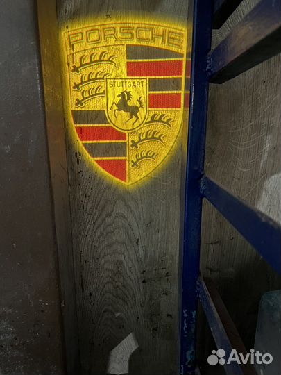 Проекция Porsche в двери