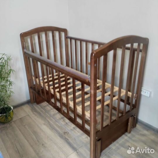 Детская кроватка с маятником