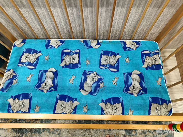 Детская кроватка с маятником