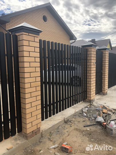 Забор из металлического штакетника Чёрный