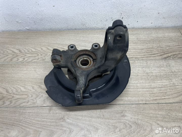 Кулак передний правый Mazda 3 BL