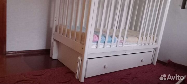 Детская кроватка с продольным маятником