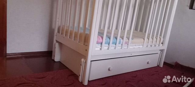 Детская кроватка с продольным маятником