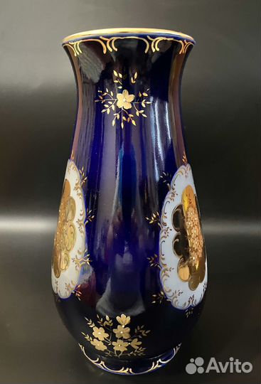 Ваза фарфоровая