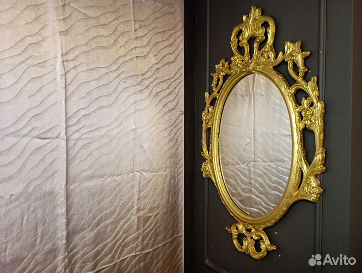Зеркало в эффектной золотой металлической раме