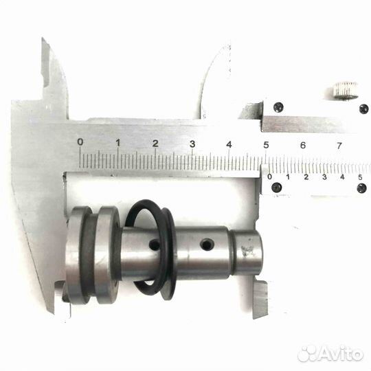 Распредвал в комплекте с шестернями (кулачковой и