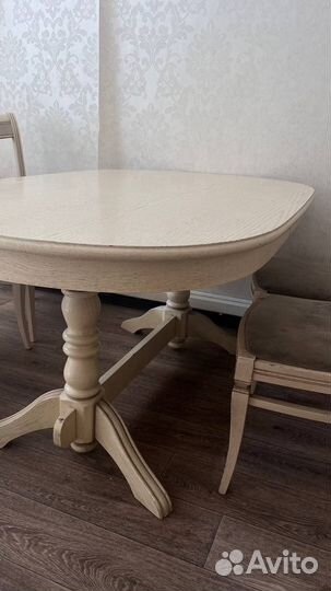 Кухонный стол и 5 стульев