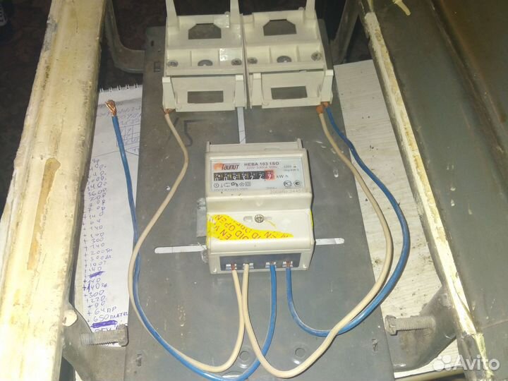 Электросчетчик с коробкой