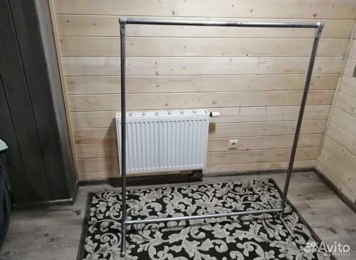 Стойка для одежды очень крепкая, надежная