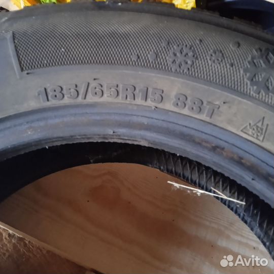 Kumho I'Zen Stud Snow KW11 18.8/65 R15