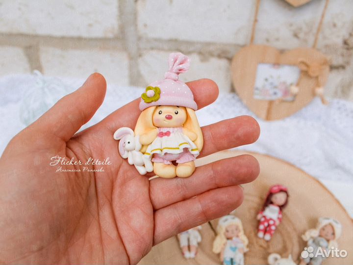 Брошка - зайчик из полимерной глины