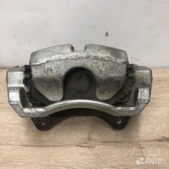 Суппорт передний правый Kia K5