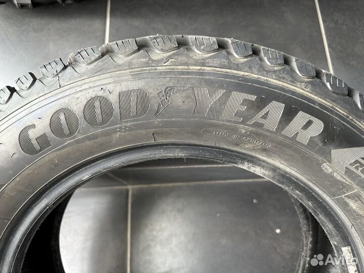 Goodyear UltraGrip Ice Arctic SUV 215/65 R17 99T