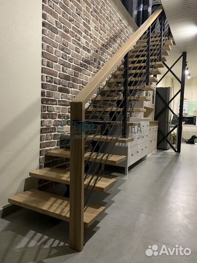 Лестница на второй этаж монокосоур без опор