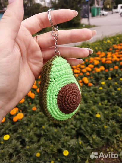 Вязаный брелок авокадо. Игрушки для детей