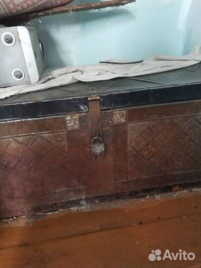 Сундук старинный