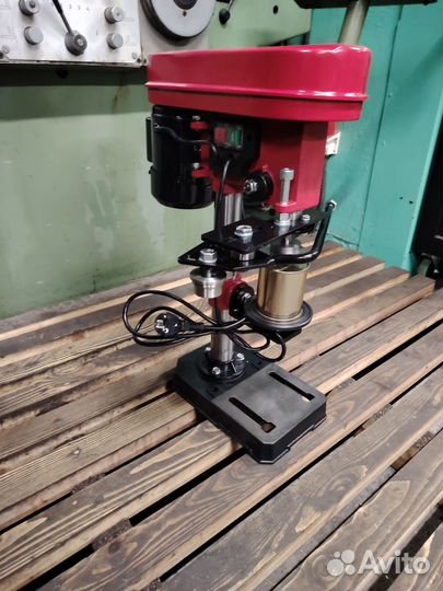 Пищевая жестяная банка №7, Закаточная машинка