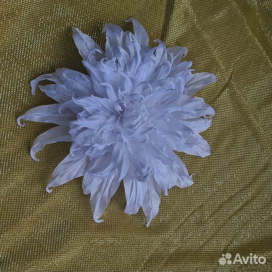 Брошь цветок из шелковой ткани.Ручная работа