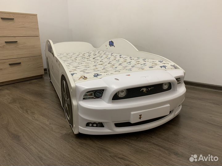 Детская кровать машина