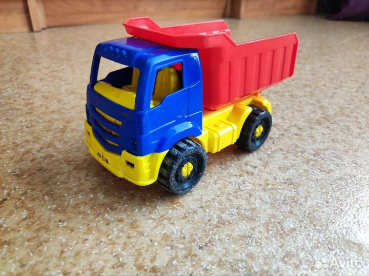 Игрушечная машина