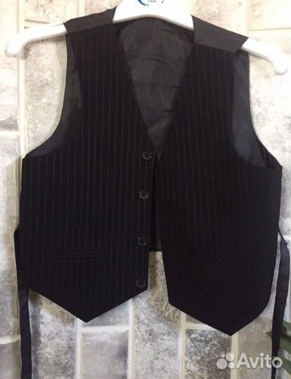 Рубашки белые жилетки на 7-9 лет