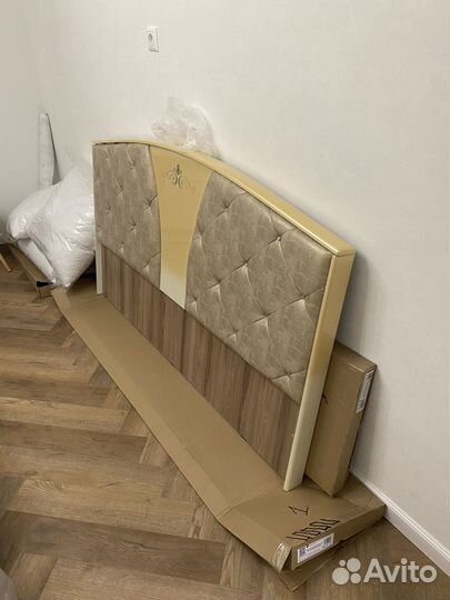 Изголовье кровати