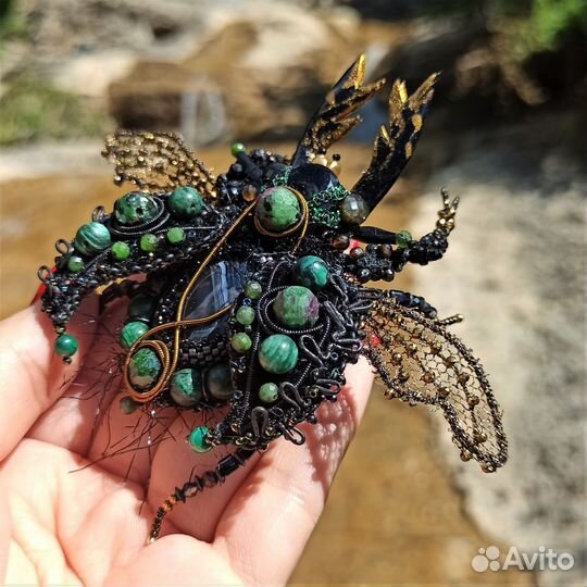 Брошь жук ручной вышивки с изумрудами