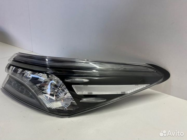 Фонарь наружный задний правый Toyota Camry V70/V75