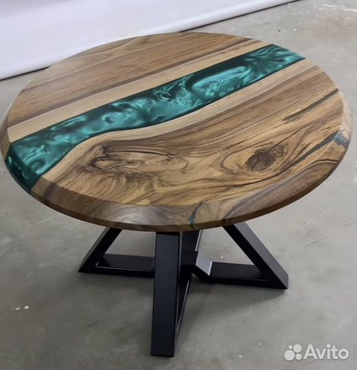 Журнальный стол из массива