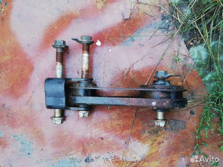 Подушка двигателя АКПП Тойота Приус NHW20