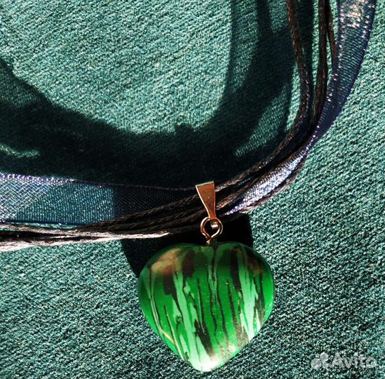 Кулон малахитовой сердце на шелковой ленте