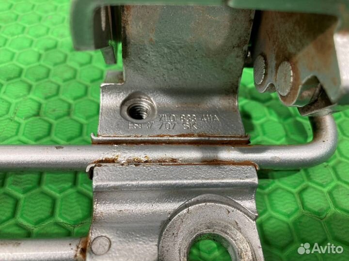 Петля двери нижняя задняя левая Volkswagen Touareg