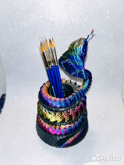 Кобра на подставке под ручки