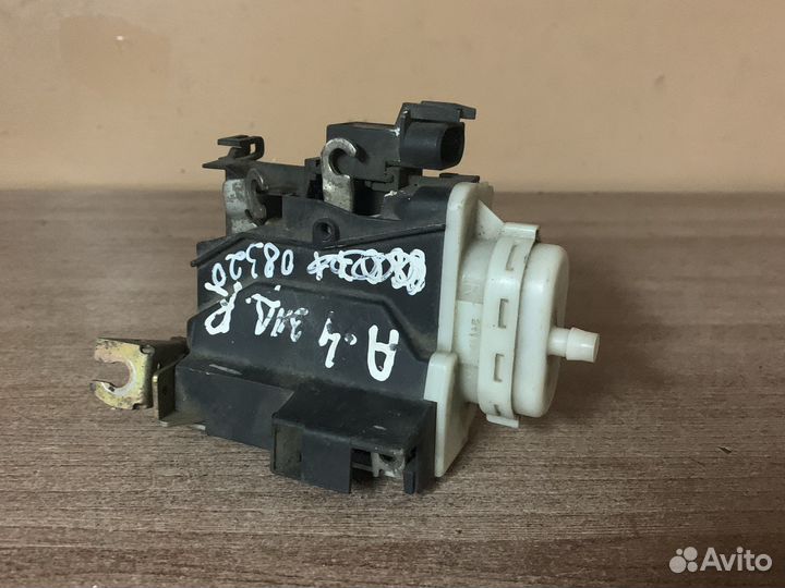 Замок двери передней правой Audi A4 A8