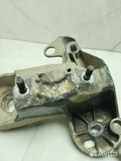 Кронштейн двигателя Volkswagen Passat B5 AEB 1.8