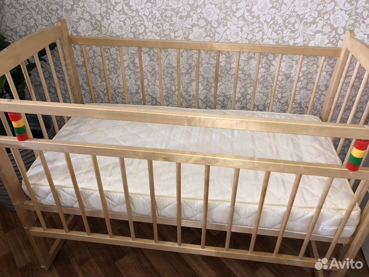 Кровать с матрасом, простынью и игрушкой