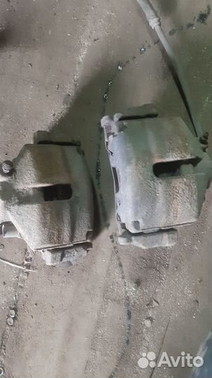 Суппорт передний Фольксваген Пассат Б6