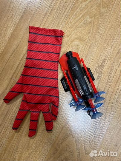 Перчатка и бластер человека-паука