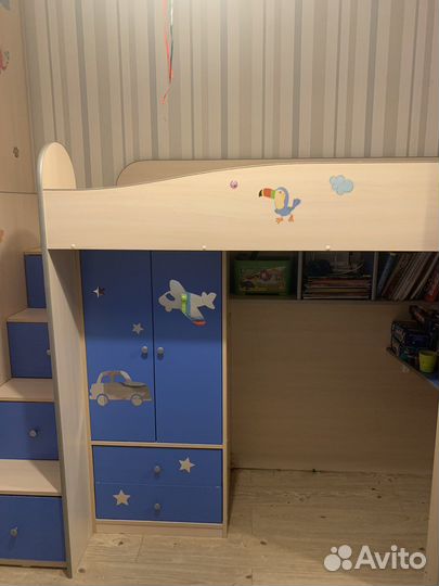 Детский уголок с кроватью и столом