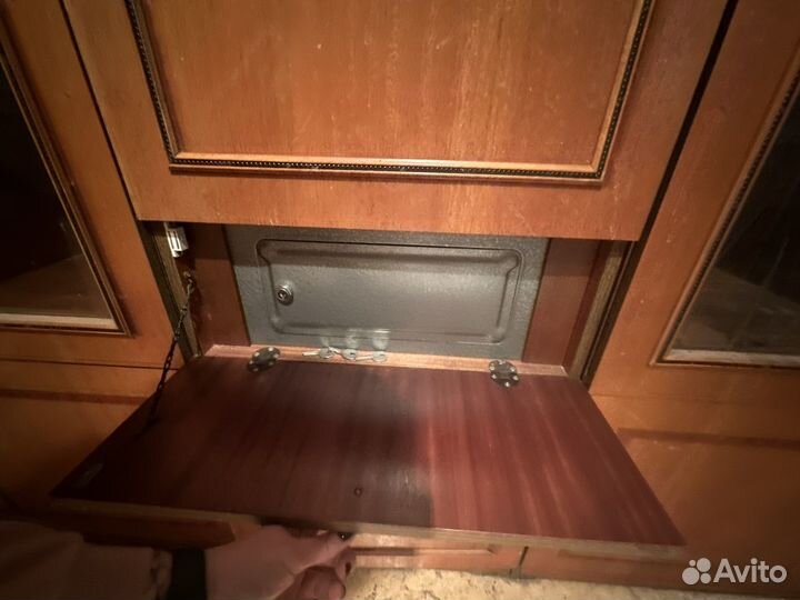 Стенка со встроенным сейфом