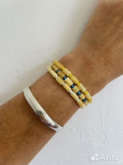 Браслет из янтарных бусин с бисером на резинке