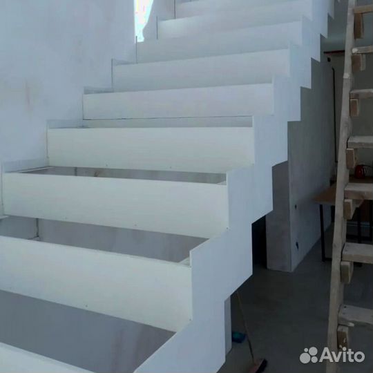 Облицовка лестничного металлокаркаса деревом