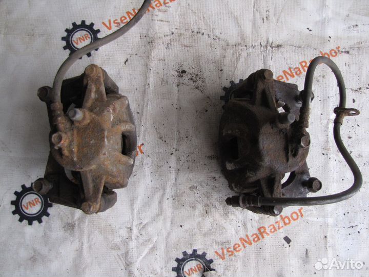 Суппорт передний левый Toyota Avensis 2