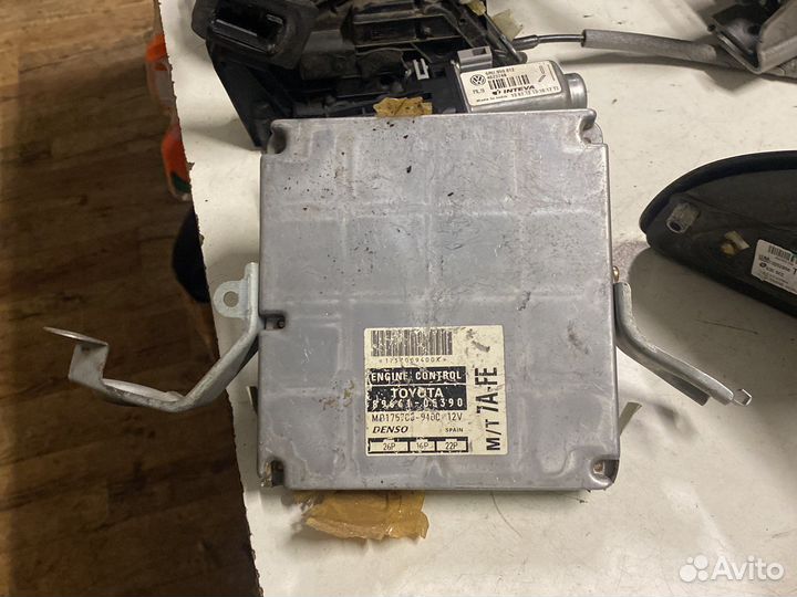Блок управления двигателем Toyota Avensis 97-03гг
