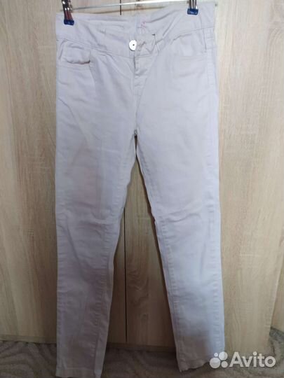 Джинсы белые
