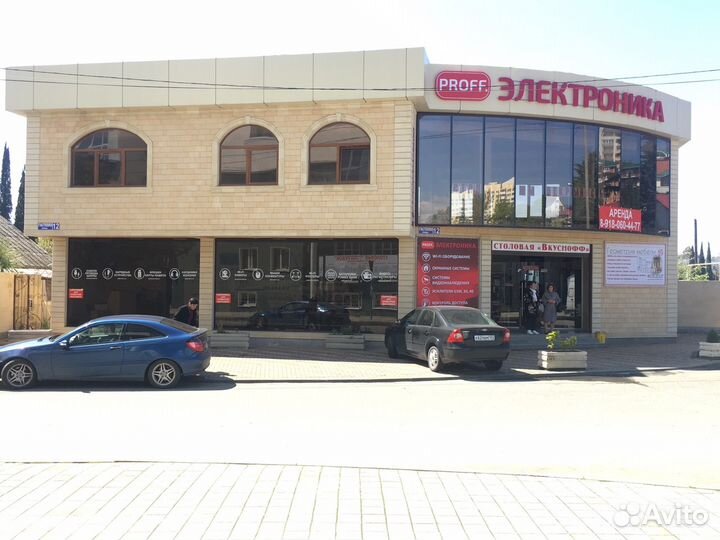 Работник линии раздачи в столовую