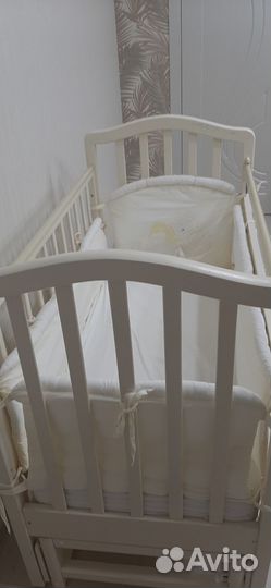 Детская кроватка с маятником