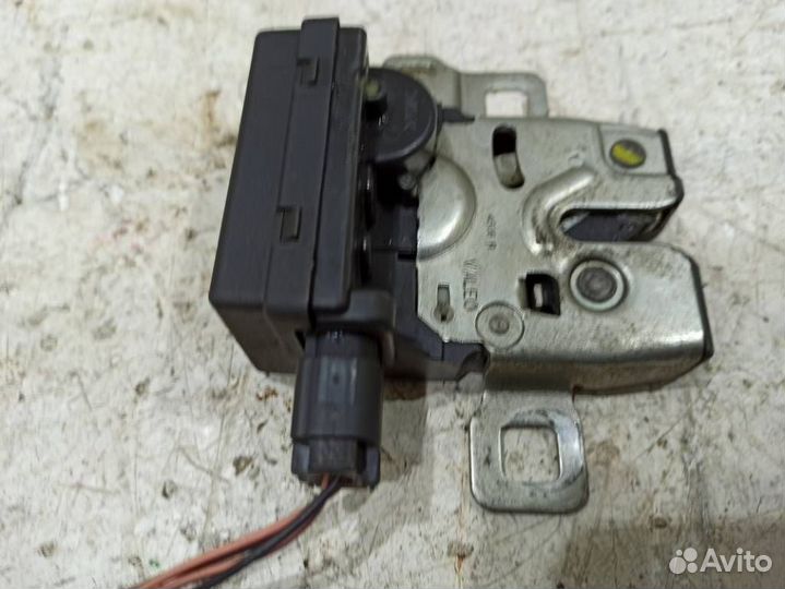 Замок двери багажника