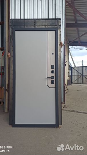 Входная дверь Интел черная с фрамугой в квартиру